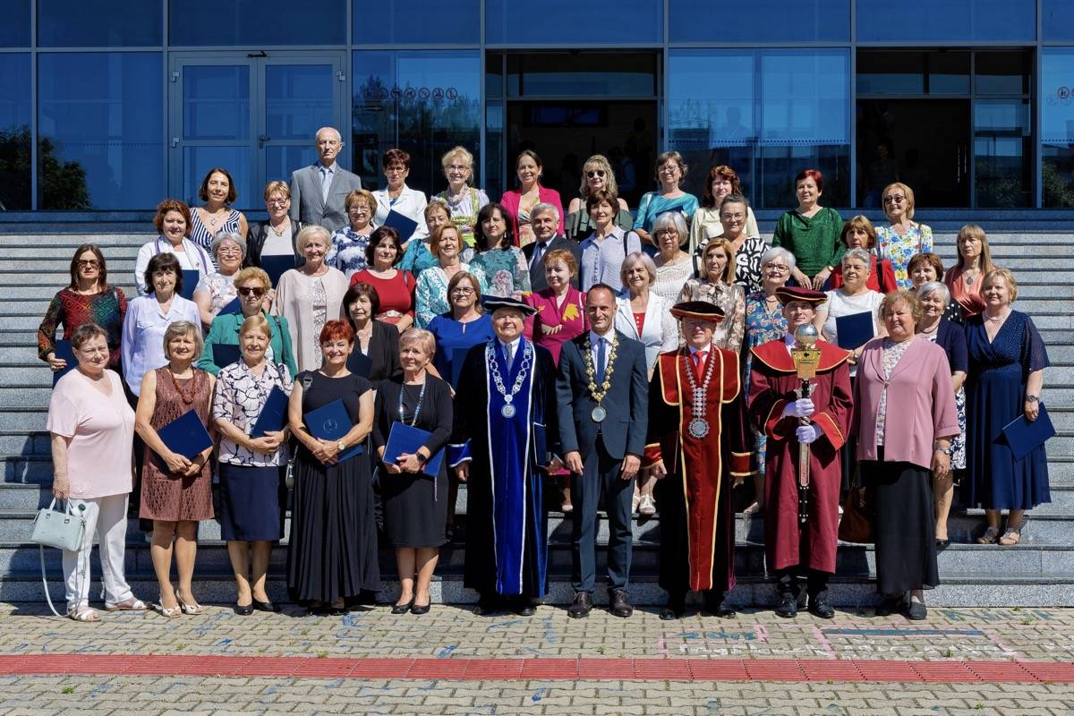 V aule Ekonomickej univerzity v Bratislave sa uskutočnili slávnostné promócie absolventov Univerzity tretieho veku Ekonomickej univerzity v Bratislave.