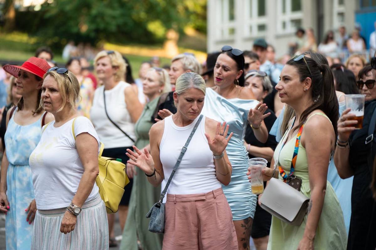 Druhý festivalový den startuje už dopoledne a končí hluboko po půlnoci.  Přijďte kdykoliv – program čeká na každého. 📅 https://festival.kulturazlin.cz/program/ 🏰 STAGE ZÁMEK 🏰 17:30 The Tap Tap 🎤 19:00 Dušan Vlk 🎧 21:00 Buty 🎸 23:00 N.O.H.A. 🥁 - - -  🌳 STAGE PARK KOMENSKÉHO 🌳 10:00 Boys & Girls 11:00 Mood Day 13:30 Laury 14:00–14:30 MP’s Guitars 15:00 B.P.M.2026. 16:15 Eliška Lajdová & Quartet 18:00 F DUR Jazzband 20:00 Září 22:00 Tomáš David & Naive Collective 🎼 🎪 14:00–18:30 chůdaři a žongléři • ✨ 20:30–24:00 světelné objekty 🎭 - - -  🎸 STAGE POD LÍPOU 🎸 16:00 Blue Night 17:20 Kost a kůže 18:40 Hluchý Dovrat 20:00 MindMine 21:20 New Orleans Band 22:40 Ganja Band Ivana Štráfka 🎶 - - -  🎧 STAGE TRŽIŠTĚ 🎧 16:30–21:00 Záhumení Street Band 22:00 DJ Karinej 💿 (ve spolupráci s Pštros – art, coffee & music bar) ☕ - - -  🚂 FESTIVALOVÝ VLAK – Nádraží ČD Zlín 🚂 11:00–17:00 Sintiendo 🚉 🌿 PARK KOMENSKÉHO (10:00–19:00) 🌻 Přes 30 organizací pro celou rodinu – HC Berani Zlín (podpisy hokejistů!), Hvězdárna Valašské Meziříčí, Skauti, Waldorfská ZŠ Jasan, Farma Bezdínek, Hudební škola Yamaha, Makkemaky, Zlínský kraj a mnoho dalších. 👨👩👧👦 🎉 AFTERPARTY 🎉 Od 23:00 Bar Sklep33 s DJ Beatmedia 🍸 Zlín žije. Přijďte to zažít. 💛 💛 https://festival.kulturazlin.cz/program/