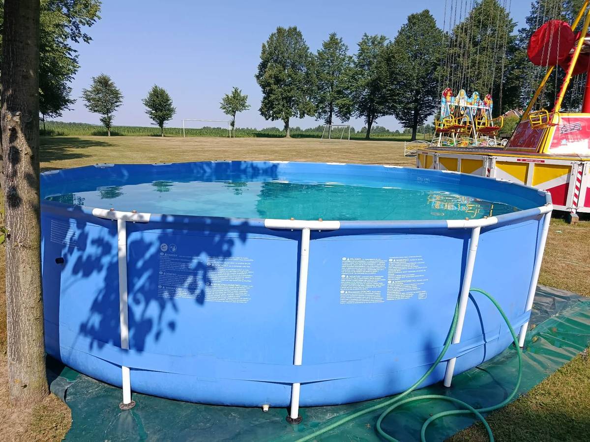 Vzhledem k extrémním teplotám rušíme pouťový ⚽ fotbal a zveme všechny místo toho do bazénu. Máme připraveny 2 bazény pro děti i dospělé.🏊 Ručník a plavky s sebou 👍