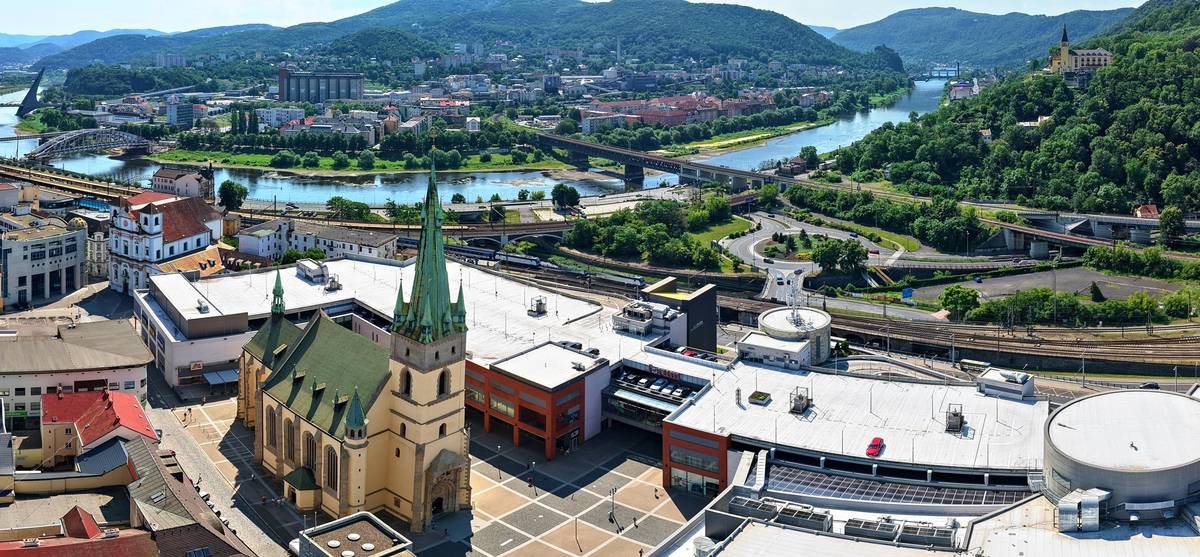 🌼 Soutěž TOP květinové Ústí je v plném proudu, ukažte svůj rozkvetlý balkón, terasu či předzahrádku a vyhrajte některou z úžasných cen. 🎟️ Zvýhodněný balíček vstupenek TicketPack Vám umožní navštívit pět vybraných turistických cílů s více než 40% slevou a zároveň využít další zajímavé bonusy.  🏊♀️ Na odpočinek a relax můžete vyrazit do plaveckého a volnočasového areálu Koupaliště Brná nebo do Plaveckého areálu Klíše. PÁTEK 26. 6. ✅ V Bistru Park zahraje Pavel Nepivoda ✅ V letním kině si nenechte ujít koncert kapely MEA  ✅ Veřejný sál Hraničář zve na Jam session #27 ✅ V rámci akce Léto na střekovské náplavce zahrají v KOLOcafé FRIDRICH & FRIDRICH ✅ Knihovna Ústeckého kraje zve na Salsa tančírnu speciál ✅ O večerní zábavu se v Café Max postará DJ Harvey BSD SOBOTA 27. 6.  ✅ Kulturní středisko města Ústí nad Labem zve na další lekci jógy s Markét v letním kině ✅ Bunkr Velké Březno zve na prohlídky vybaveného opevnění s průvodcem v dobové uniformě  ✅ Veřejný sál Hraničář promítá tři filmy: Toy Story 5 / Příběh hraček, Ale mami! a Přísahám, že za to nemůžu ✅ Církvická kulturní společnost zve na koncert světových kytarových virtuosů Štěpána a Matěje Raka  ✅ V rámci akce Letní kino na střekovském nábřeží zve Městský obvod Střekov na promítání filmů Ať žijí duchové a Prvok, Šampon, Tečka a Karel ✅ Státní zámek Velké Březno zve do pohádkového parku plného úkolů a soutěžních stanovišť ✅ Marina kemp Valtířov hostí oblíbenou stand up show Na stojáka NEDĚLE 28. 6.  ✅ V Domě kultury proběhne další akva-tera burza  ✅ Bistro Park zve na ranní lekci Hatha jogy a odpolední koncert Tomáše Dyntery a Jindry Matouška ✅ Žížala na Terase oslaví 9. narozeniny spolku ✅ Veřejný sál Hraničář promítá dva filmy: Mimoni a monstra a Den odhalení ✅ Techtle Mechtle to spolu s Petrem Kotvaldem rozjedou v letním kině
