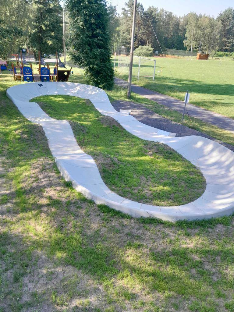 Ve sportovním areálu jsme otevřeli pumptrackovou dráhu pro malé i velké.  Děkujeme zhotovitelské firmě za bezvadnou spolupráci a výsledné dílo.