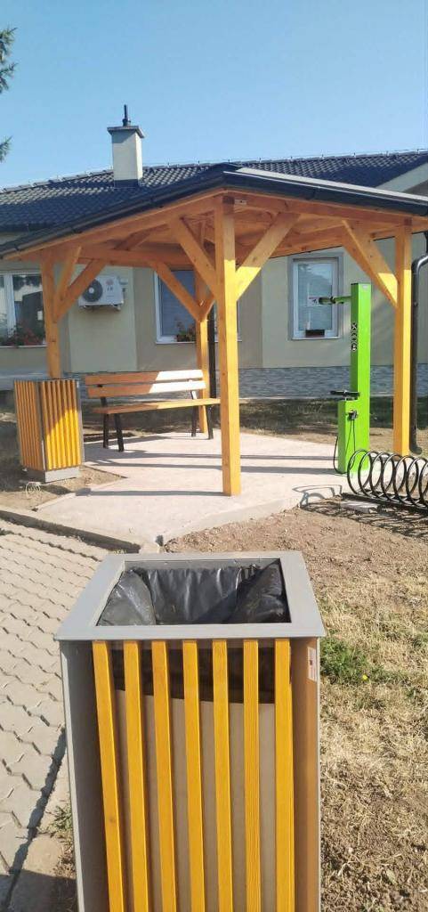 Či už sa vyberiete na krátku jazdu po okolí alebo na dlhší cyklovýlet, pri obecnom úrade na vás čaká nové miesto na oddych aj drobnú opravu bicykla.