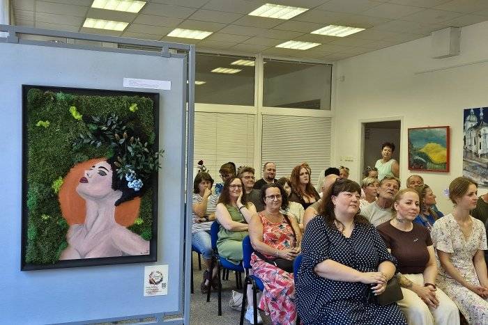 V pátek 26. června proběhla v Galerii Infocentra obce Lázně Libverda slavnostní vernisáž XVIII. ročníku projektu PORTRÉTY, která se nesla ve velmi příjemné a inspirativní atmosféře.  Návštěvníci měli možnost obdivovat originální tvorbu výtvarníka Zdeňka Daniela a jeho studentek Volné malby – Danuše „Damařky“ Dercové, Veroniky Hlaváčkové a Mirky „Miris“ Lenzové. Součástí vernisáže bylo také milé setkání s autory a povídání o jejich tvorbě. Děkujeme všem, kteří se vernisáže zúčastnili a přispěli k její skvělé atmosféře. Přinášíme vám několik fotografií z vernisáže. Výstavu si můžete prohlédnout v Galerii Infocentra Lázně Libverda až do 2. září 2026. Srdečně zveme všechny milovníky umění.