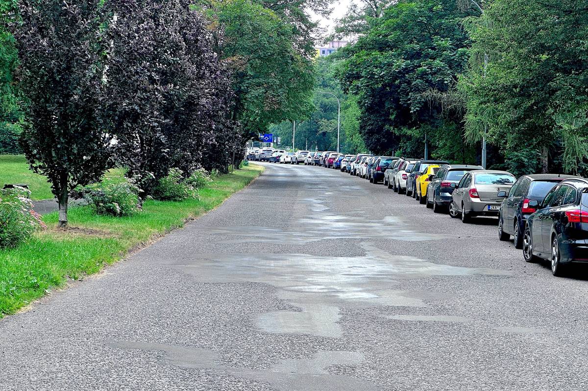 CHODOV (30. 6. 2026) - Několik dalších desítek míst pro parkování chystá Chodov. Stání pro automobily má vzniknout úpravou místní komunikace v ulici Okružní. „Po přehlednějším parkování a klidnější dopravě volají lidé z tamního sídliště i školy. Projekt tak bude řešit především parkování v části od rezidenčního parkoviště kruhového objezdu až k mostu u garáží,“ popsal situaci místostarosta Chodova Luděk Soukup s tím, že přímo u 3. ZŠ vznikne pět míst K+R (místo k bezpečnému vystoupení nebo nastoupení dětí, nelze tam dlouhodobě parkovat). „Bude to stejné jako u Základní školy J.A. Komenského,“ doplnil místostarosta. Zastupitelé na svém posledním předprázdninovém jednání schválili v rámci rozpočtových změn částku 240 tisíc korun na zpracování projektové dokumentace a zajištění inženýrské činnosti potřebné k získání příslušného stavebního povolení. Samotná výstavba bude zřejmě rozdělena do několika etap. S realizací město počítá v letech 2027 až 2028.