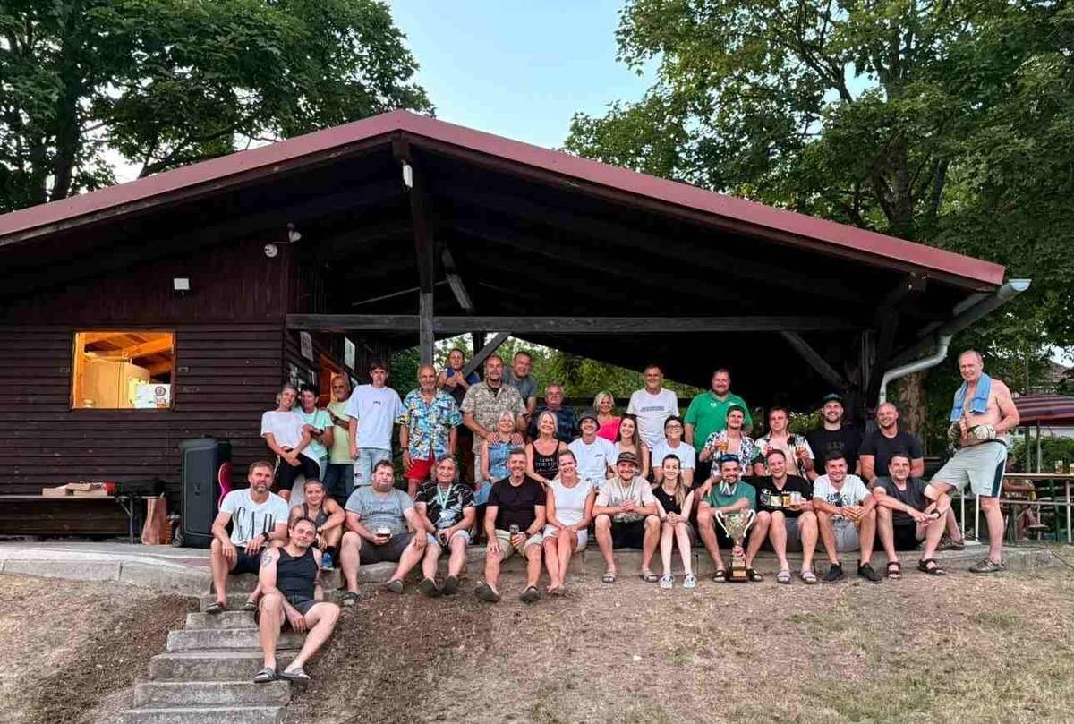 V sobotu 27. června se na nohejbalovém hřišti sešlo 21 statečných mužů, aby si zahráli na 24. ročníku Memoriálu Jardy Šerého. Tentokrát to byla - nejen pro rodinu Klapušů - opravdová výzva, protože teplota vzduchu přímo na hřišti přesahovala 50°C. Je hezké vidět, jak bodré a odhodlané muže máme v Ševětíně, kteří se nezaleknou ani takto náročných podmínek. Děkujeme všem za nádherně prožitý den.