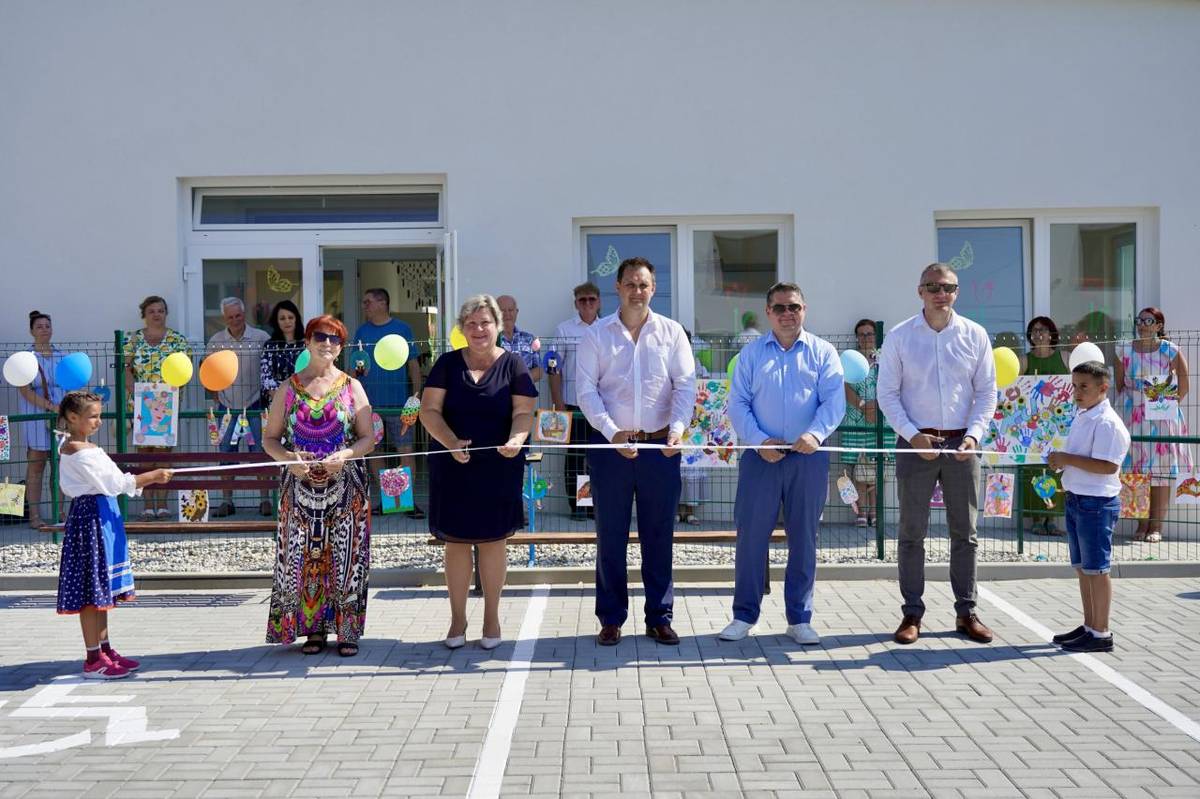 Uskutočnilo slávnostné otvorenie novej budovy elokovaných tried Špeciálnej základnej školy, Lesná 9, Kolárovo. Slávnostný program obohatili vystúpenia žiakov, ktorí privítali hostí kultúrnym programom. Na podujatí vystúpil primátor mesta Béla Halász a riaditeľka školy Katarína Balontayová.