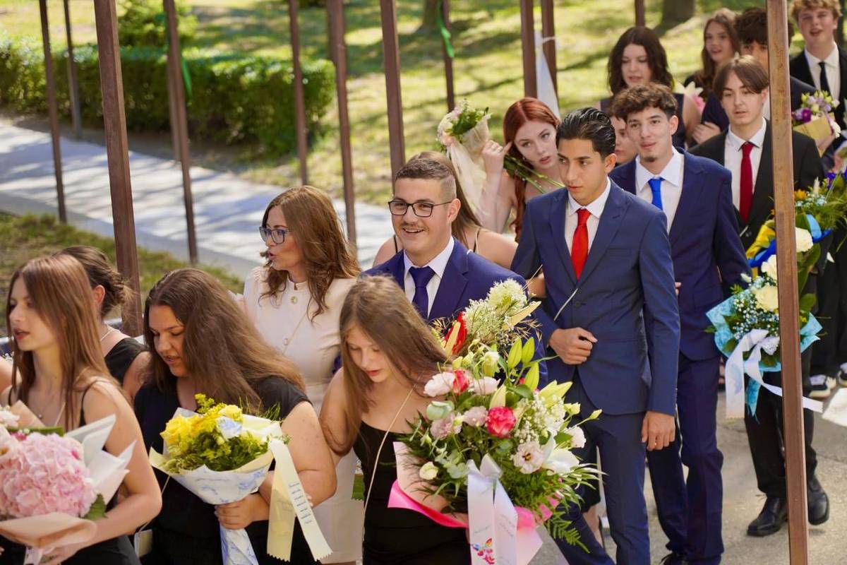 Deviataci rozlúčili a uzavreli jednu významnú etapu svojho života. Všetkým absolventom prajeme veľa úspechov v ďalšom štúdiu aj v osobnom živote.