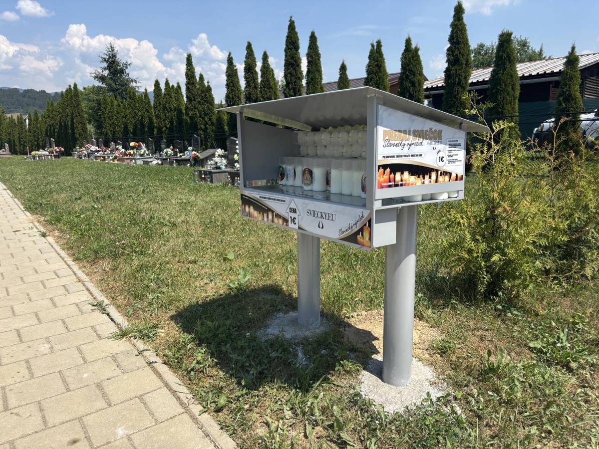 Oznamujeme občanom, že pri vstupe do cintorína je umiestnený samoobslužný predajný pult, kde je možné zakúpiť si náplne do kahancov. Sviečka je vyrobená na Slovensku z kvalitného parafínu a jej cena je 1€ za 1 kus.