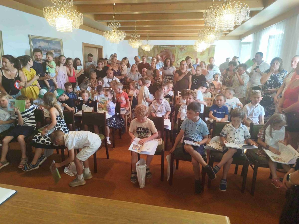 V pátek 26. června se děti z místní mateřské školy přišly do obřadní síně městyse Ševětín rozloučit se školkou. Atmosféra byla veselá a slavnostní. Budoucí prvňáčci si převzali knížky a sety pro školáky, které jim udělaly velkou radost. Na závěr děti přednesly básničku a zazpívaly písničku, čímž celé setkání krásně zakončily. Popřáli jsme jim pohodové prázdniny a těšíme se, až je 1. září přivítáme ve škole.