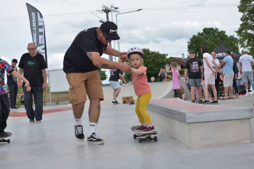 Ve čtvrtek 4. června 2026 proběhlo v Úhercích slavnostní otevření betonového skateparku od firmy Mystic Constructions s. r. o.    Na otevření další části místního víceúčelového sportovního areálu se přišlo podívat přes sto občanů Úherců a blízkého okolí.