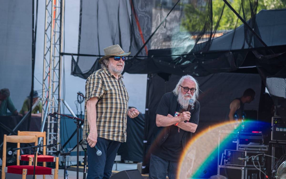 Pezinský amfiteáter sa v sobotu opäť zaplnil hudbou, spomienkami a silnými emóciami. Legendárny Koncert mladosti ožil presne tam, kde sa v roku 1976 začala písať jedna z najvýznamnejších kapitol československej hudobnej histórie. Na jednom pódiu sa stretli legendy aj súčasní umelci, generácie fanúšikov spojila hudba a Pezinok sa na jeden večer stal miestom, kde sa história prirodzene prepojila so súčasnosťou. Program otvorili Jaroslav Hutka a Vladimír Merta, zazneli piesne Mariána Vargu v jedinečnom hudobnom projekte a nechýbali ani Nina Kohout, Karpatské Chrbáty, Bez ladu a skladu, Lucerka či záverečný koncert Korben Dallas. Koncert mladosti opäť ukázal, že jeho odkaz je stále živý. Pripomenul silu hudby, slobodného ducha aj odvahy spájať ľudí naprieč generáciami. Ďakujeme všetkým účinkujúcim, partnerom, dobrovoľníkom, technickému tímu aj návštevníkom, ktorí vytvorili výnimočnú atmosféru. Osobitné poďakovanie patrí Petrovi Bittnerovi a Ladislavovi Snopkovi, ktorých nasadenie významne prispelo k tomu, že sa táto jedinečná kapitola kultúrnej histórie Pezinka mohla po polstoročí opäť otvoriť. Oslavy 50. výročia pokračujú aj fotografickými výstavami v Dome kultúry Pezinok a Mestskom múzeu v Pezinku, ktoré približujú príbeh festivalu aj jeho neopakovateľnú atmosféru.