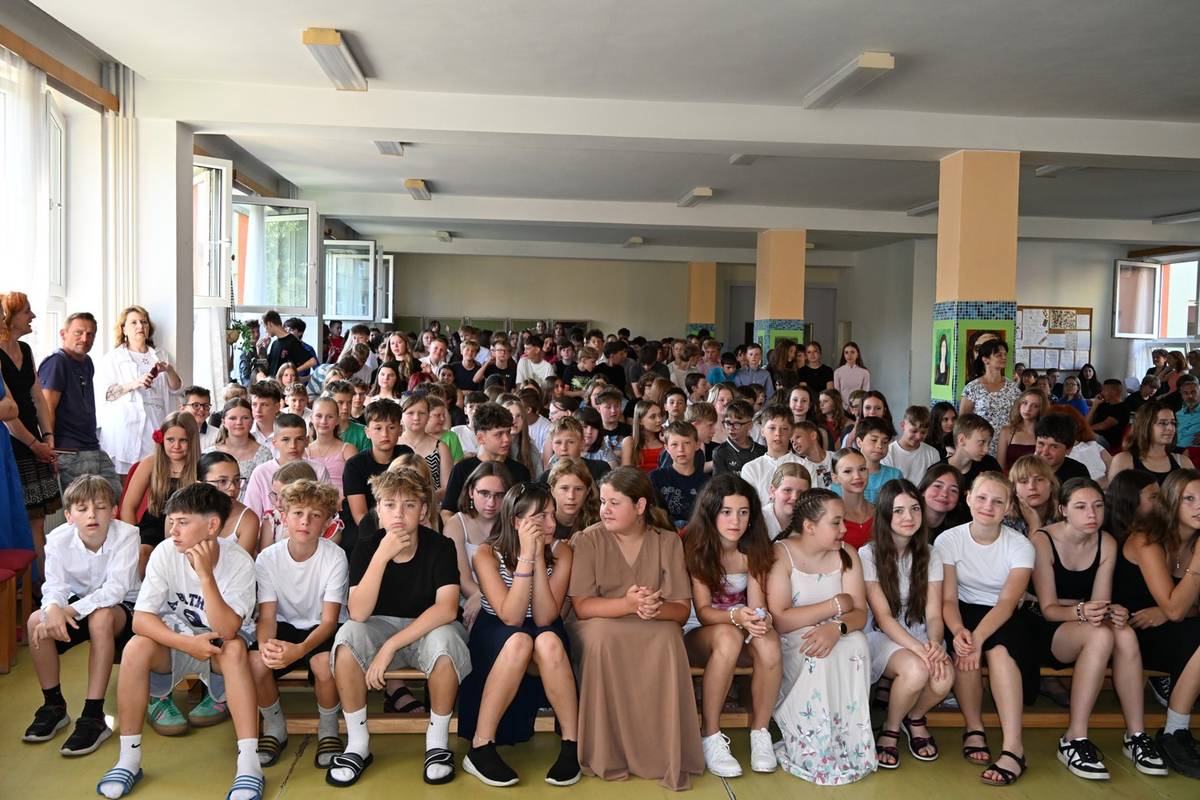 Žáci 9. ročníku ZŠ Boskovice, nám. 9. května si na závěr školního roku připravili pro své spolužáky i učitele program plný hudby, tance, kvízů a společných vzpomínek. Nechybělo ani rozloučení se školou a poděkování za společně prožité roky.