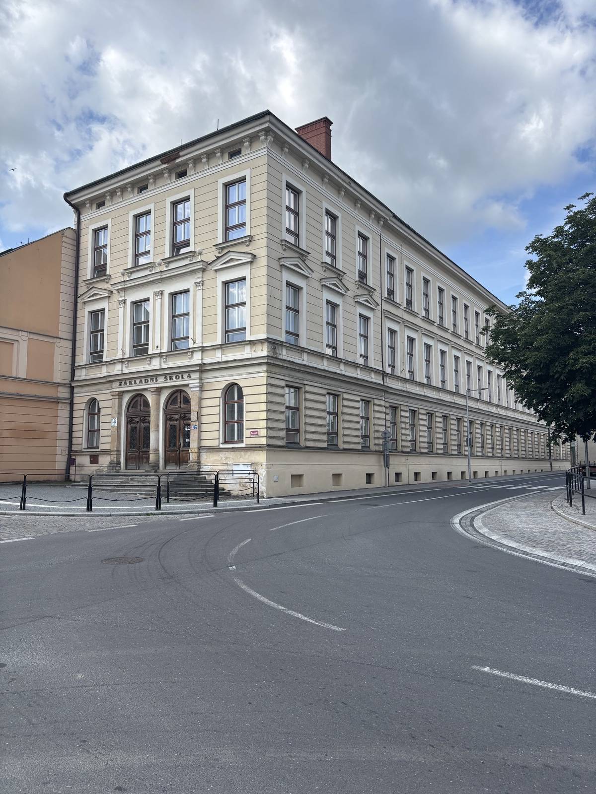 Moravskotřebovský Dům dětí a mládeže (DDM) čeká velká a pozitivní změna. Ze svého dosavadního sídla ve vile na Jevíčské ulici se postupně přesune do prostornějšího objektu bývalé ZŠ Křižovatka na ulici Čs. armády. Pro děti, rodiče i samotnou organizaci to znamená začátek nové éry plné prostoru, komfortu a nových možností pro volnočasové aktivity.  celý článek - Dům dětí a mládeže brzy na nové adrese - Moravská Třebová