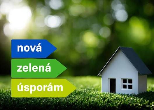 V roce 2026 prochází dotační program Nová zelená úsporám (NZÚ) zásadní reformou, která ruší klasické přímé dotace pro běžné příjmové skupiny a nahrazuje je bezúročnými úvěry, přičemž přímé finanční dotace zůstávají zachovány pouze pro zranitelné a nízkopříjmové domácnosti. Příjem žádostí v nové etapě byl oficiálně spuštěn 25. června 2026. Co je nového? 💰 Přímé dotace (až 400 tisíc Kč) pro zranitelné domácnosti ohrožené energetickou chudobou. 📉 Bezúročné úvěry (až 2 miliony Kč) od bank a stavebních spořitelen pro ostatní domácnosti na dílčí i komplexní renovace. 🤝 Energetičtí poradci, kteří vám pomohou správně naplánovat renovaci, spočítat úspory a vyřídit administrativu. 👉 Všechny žádosti se podávají elektronicky přes portál zadosti.sfzp.cz. 👉 Podrobnosti a kontakty na nejbližší poradce najdete na https://novazelenausporam.cz/