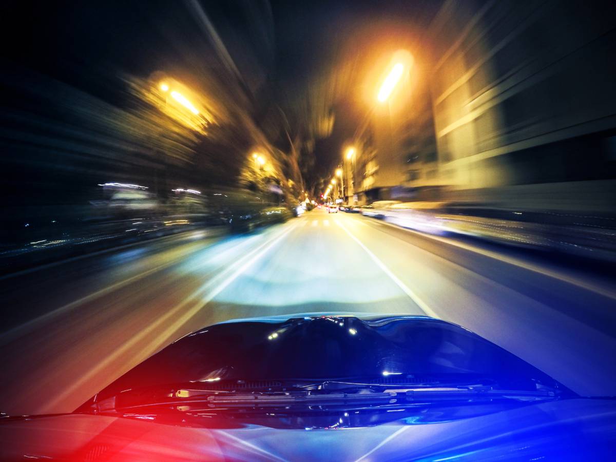 V polovině června zažili policisté krajské speciální pořádkové jednotky zběsilou noční směnu. Na základě oznámení vyslalo operační středisko hlídku prověřit vozidlo, které má řídit osoba s platným zákazem řízení všech motorových vozidel. Auto jelo z Orlové do Ostravy.  Hlídka podezřelé auto dostihla a snažila se ho zastavit. Ři...