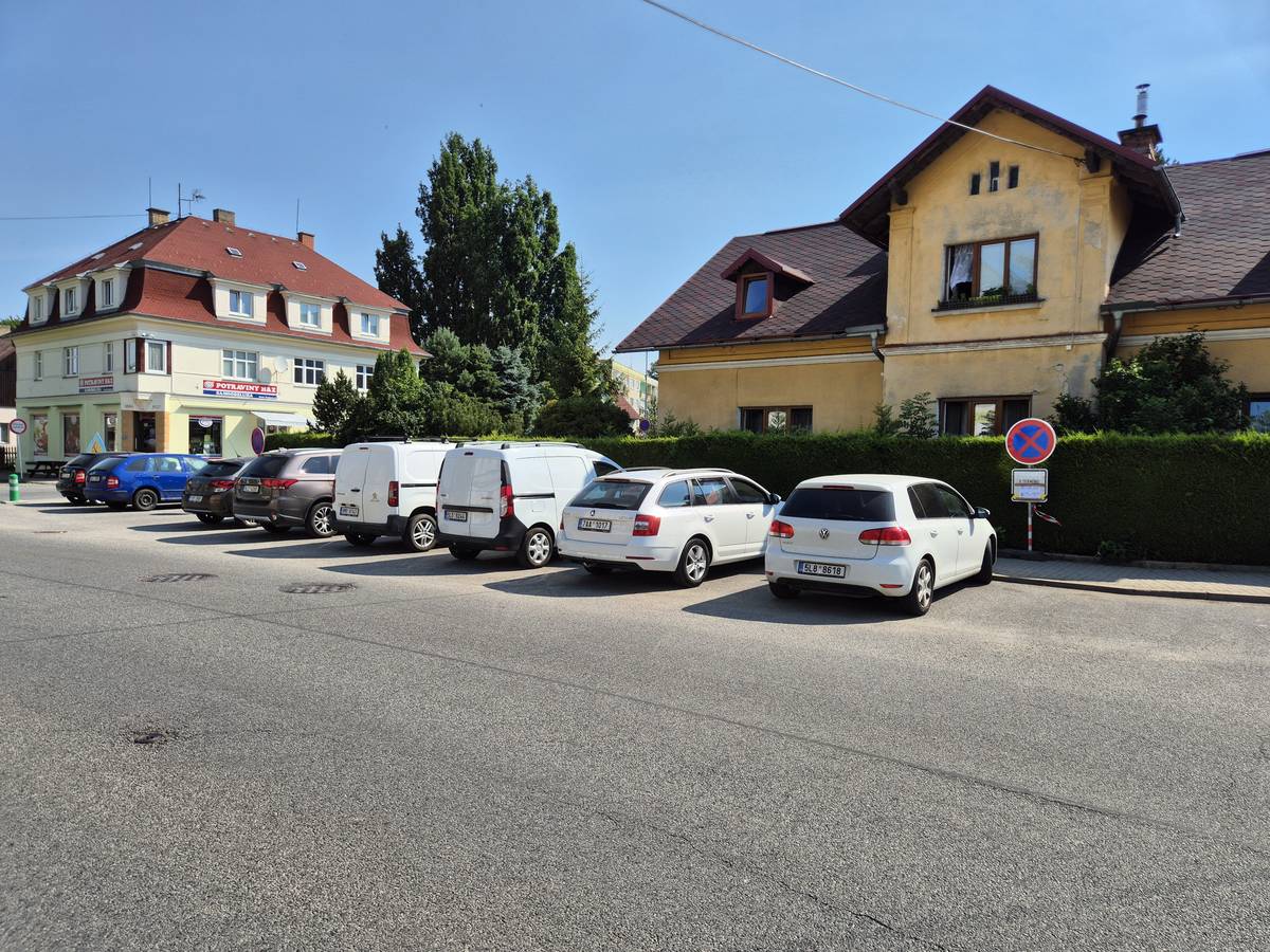 Prosíme parkující vozidla na parkovišti u ulice Jizerská naproti Květince, aby si zítra, v úterý mezi 7 a 9 hodinou umístili svá vozidla mimo toto parkoviště. Potřebujeme zamést tento prostor pod vozidly. Děkujeme. Ihned po úklidu si je můžete vrátit zpět.
