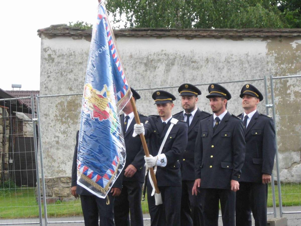 Hasiči odhalili nový prapor a oslavili jubileum i navzdory nepřízni počasí