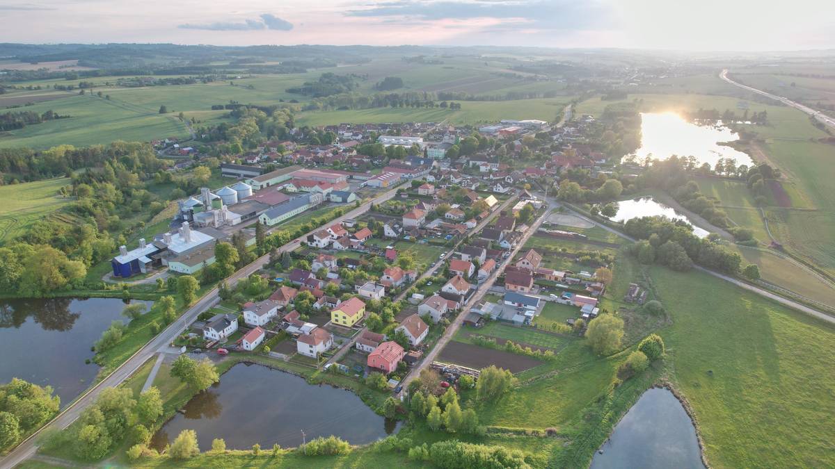 Zveme všechny zájemce o kandidaturu do zastupitelstva obce za místní část Stránecká Zhoř na první koordinační schůzku. 📅 Čtvrtek 2. 7. od 19:00 📍 Zasedací místnost obecního úřadu Nejde o závaznou kandidaturu. Cílem setkání je zjistit zájem, vzájemně se poznat a prodiskutovat možnosti spolupráce. Těšíme se na všechny, kterým není budoucnost naší obce lhostejná.