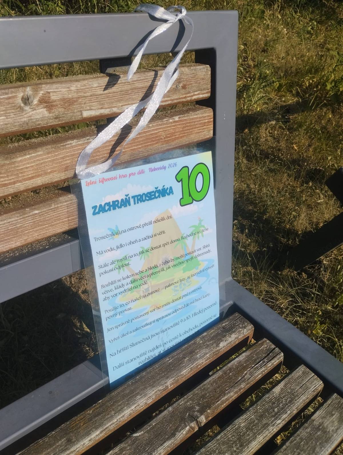 Naše letní šifrovací hra už je rozvěšená po obci, takže se můžete vydat na výpravu – klidně i navzdory tropickým teplotám 🌞 (doporučujeme dostatek tekutin nejen pro luštitele 😄). 🧭 Jak na to?  vyzvedněte si hrací kartu na obecním úřadě (nebo si ji vytiskněte) raději si vezměte papír a tužku ✏️ začíná se u obecního úřadu – tam najdete první stanoviště  Čeká vás celkem 13 stanovišť, kde budete luštit šifry a plnit úkoly. ⚠️ Malé upozornění: venku dost fouká, takže hra projde i testem odolnosti 💨 Pokud byste narazili na chybějící nebo poškozené stanoviště, dejte nám prosím vědět na obecním úřadě. 👀 A pokud by měl někdo chuť pomoci, uvítáme dobrovolníka, který by občas stanoviště zkontroloval.   Přejeme pevné nervy, ostrou mysl a hlavně spoustu zábavy! 🧩🎉