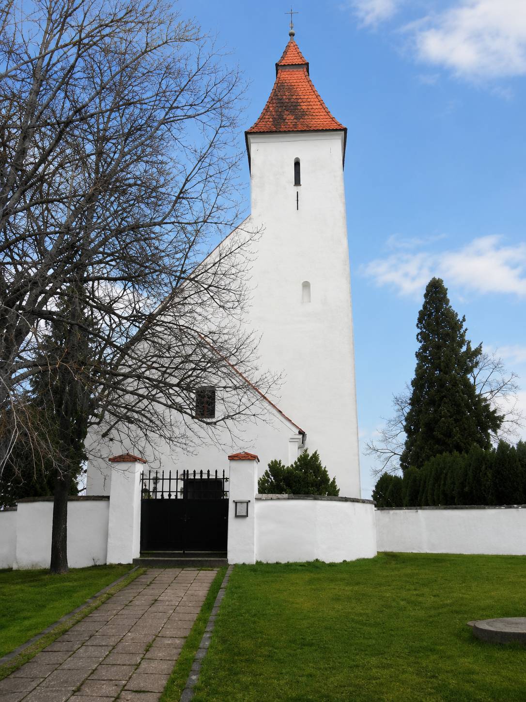Upozorňujeme, že od dnešního dne 29.6.2026 byla zahájena oprava hřbitovní zdi. Provoz hřbitova bude do konce realizace stavby omezen. Prosíme občany, aby dbali pokynů stavební firmy. Děkujeme za pochopení.