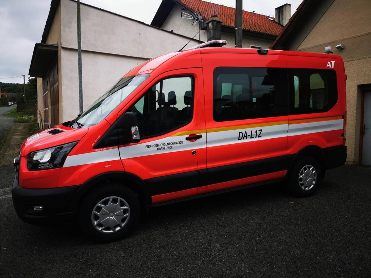 Obec Skuhrov v roce 2024 pořídila pro Jednotku sboru dobrovolných hasičů Drahlovice nový dopravní automobil.