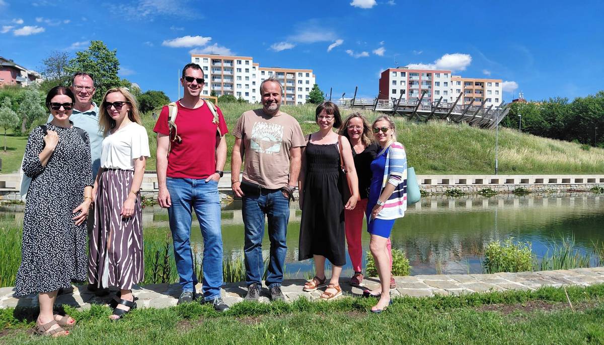 Zlín – Jak pečovat o městskou zeleň v době klimatických změn, podporovat biodiverzitu a zároveň vytvářet příjemné prostředí pro obyvatele? Právě těmto tématům se věnovala mezinárodní studijní návštěva, kterou ve dnech 15.–17. června 2026 hostil Odbor městské zeleně Magistrátu města Zlína. Do města zavítali zástupci partnerských měst Veszprém (Maďarsko) a Tauragė (Litva) v rámci projektu Green Cities in Dialogue (Zelená města v dialogu).