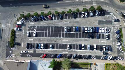 V Púchove pokračovali lokálne opravy ciest, ktoré prebiehali v centre mesta ako aj v mestskej časti Horné Kočkovce. Na hlavnom parkovisku prebehla opr...