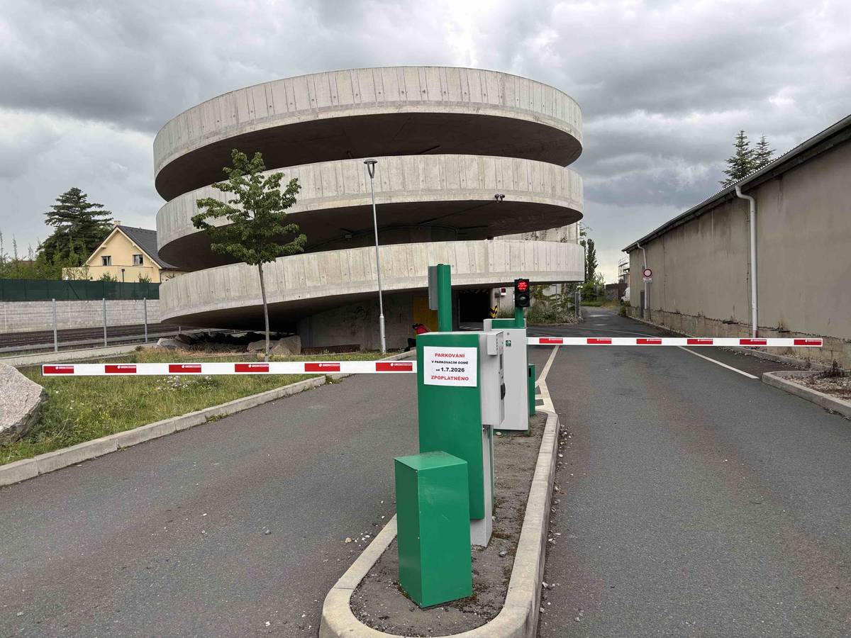 Parkovací dům v ulici Nádražní (u brandýského vlakového nádraží) bude od středy 1. července opět zpoplatněn. Řidiči za každých započatých 12 hodin stání zaplatí 10 Kč. Parkovné bude možné hradit hotově nebo platební kartou v automatech, které jsou umístěny v přízemí domu. Během léta bude spuštěna možnost platby přes aplikaci EasyPark. Moc prosíme všechny, kteří mají v parkovacím domě v současné chvíli vozidlo, aby si do dnešní půlnoci vyparkovali. Pokud to není ve vašich silách, bude vám zítra v ranní špičce (od 6.30 do 9.30) pro zdárný výjezd k dispozici pracovník správy parkovacího domu. U vjezdu a výjezdu bude informační cedule s kontakty, na které je možné se obrátit, pokud nestihnete vyjet ani dnes, ani zítra ráno.  Ve všední dny do 16.00 můžete kontaktovat Technické služby Brandýs-Boleslav na tel.: 778 528 308 Od 16.00 do 7.00, o víkendech a svátcích vám s výjezdem pomohou strážníci MP na tel.: 602 362 341