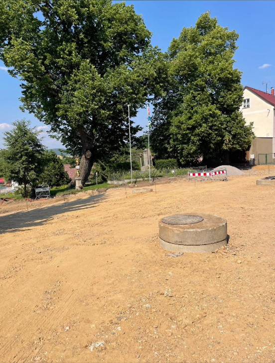 Rekonstrukce Hlavní: Během uplynulého týdne pokračovaly práce ve všech hlavních úsecích rekonstrukce.  V prostoru návsi jsou dokončeny zemní práce a podkladní vrstvy.