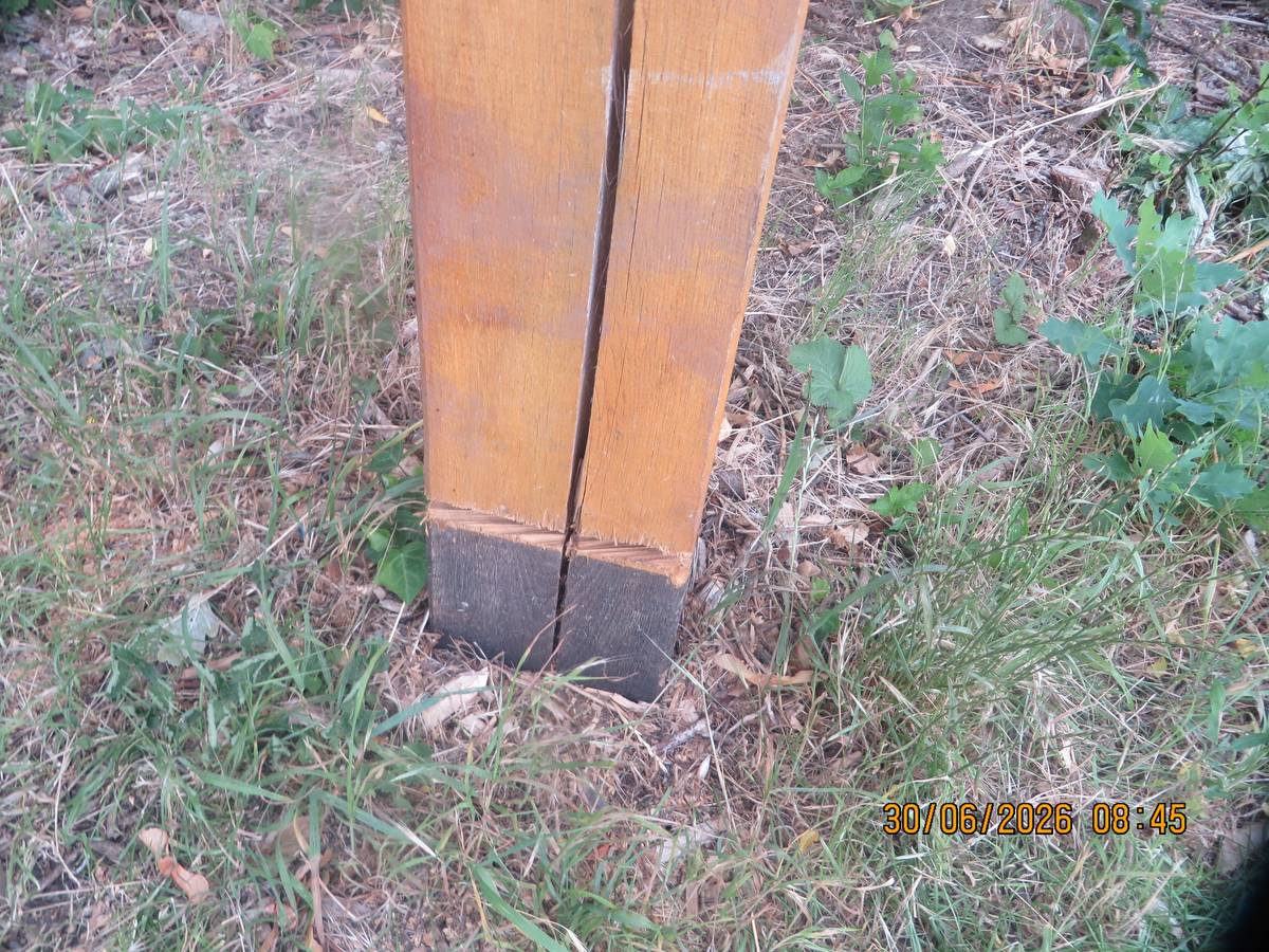 Děkujeme za úmyslné poškození naučné stezky u remízku. Je vidět, že někdo dokáže svůj čas využít opravdu "smysluplně".  Nejde jen o škodu na majetku. Poškozené podpěrné sloupy mohou způsobit pád celé informační cedule a ohrozit bezpečnost návštěvníků. Pokud někdo poškození viděl nebo má jakékoli informace o pachateli, budeme rádi, když je předá Obecnímu úřadu. I přes podobné události stále věříme, že v naší obci převažují lidé, kterým není lhostejné, jak Hovorčovice vypadají, a kteří si váží práce druhých.