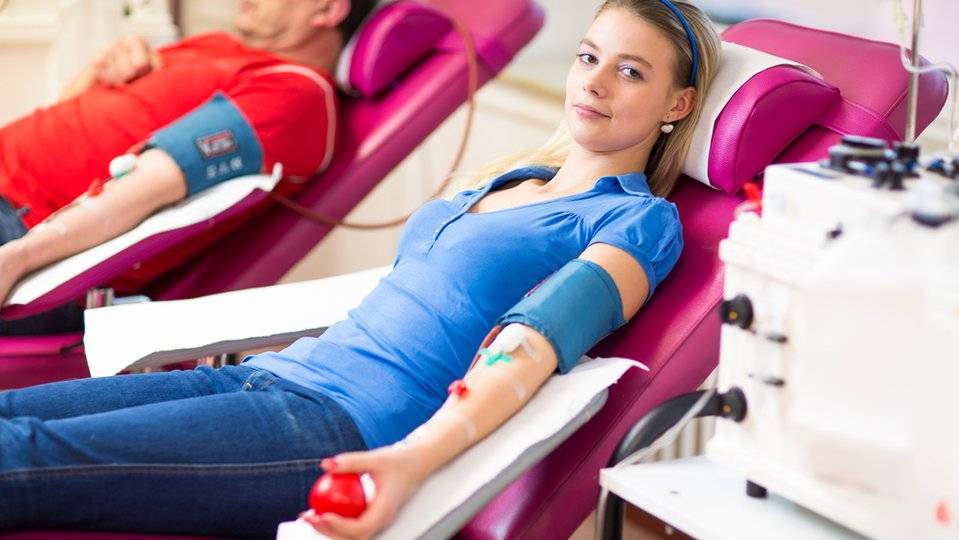 Nemocnice TGM Hodonín hlásí kritický nedostatek krevních skupin 0+ a 0− Naléhavá prosba pro dárce krve stále trvá! Zdravotníky z Nemocnice TGM Hodonín aktuálně trápí akutní nedostatek krve krevních skupin 0+ a 0-. Jejich zásoby jsou na kritickém minimu, vyzýváme proto všechny dárce i prvodárce, kteří by mohli pomoci, aby neváhali s odběrem a přispěli tak k jejich opětovnému doplnění. Vaše pomoc může zachránit lidský život. Krev můžete přijít darovat v našich odběrových dnech – pondělí a úterý od 6.00 do 8.00. Přivítáme také dárce ostatních krevních skupin. Každý odběr pomáhá udržet dostatečné zásoby pro pacienty, kteří krev potřebují po úrazech, operacích nebo při léčbě závažných onemocnění. Budeme rádi za každého z vás. Velmi děkujeme za vaši ochotu pomáhat těm, kteří to nejvíce potřebují.