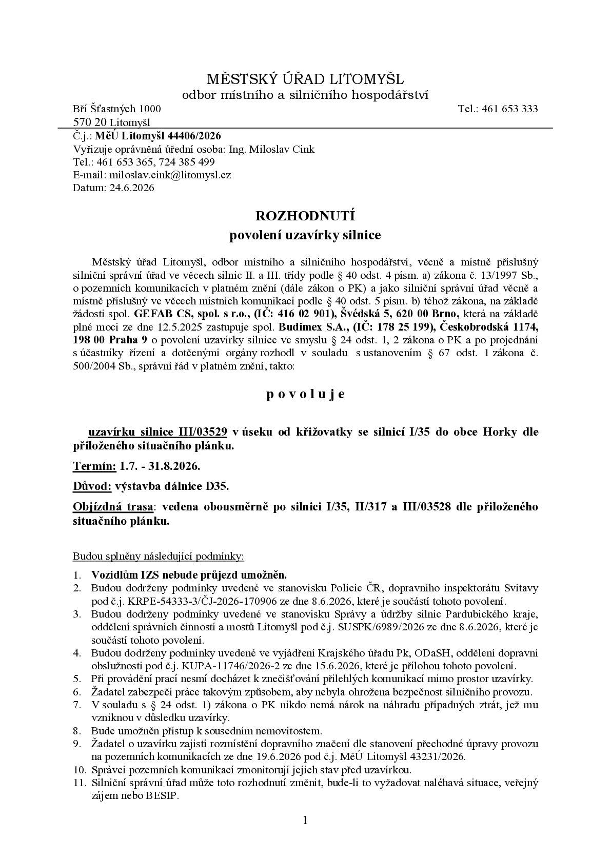 Rozhodnutí: povolení uzavírky silnice III/03529 Městský úřad Litomyšl (odbor místního a silničního hospodářství) vydal dne 24. 6. 2026 rozhodnutí o úplné uzavírce silnice III/03529 v úseku od křižovatky se silnicí I/35 do obce Horky. Kdy a proč  Termín: 1. 7. – 31. 8. 2026 Důvod: výstavba dálnice D35  Objízdná trasa Objížďka je vedena obousměrně po silnicích I/35, II/317 a III/03528 (dle situačních plánků v PDF). Důležité podmínky  Vozidlům IZS nebude průjezd umožněn. Musí být dodrženy podmínky Policie ČR, Správy a údržby silnic Pardubického kraje a Krajského úřadu Pardubického kraje (viz přílohy). Musí být umožněn přístup k sousedním nemovitostem. Žadatel zajistí dopravní značení dle stanovené přechodné úpravy provozu (č.j. MěÚ Litomyšl 43231/2026). Správci komunikací zmonitorují stav komunikací před uzavírkou.  Veřejná doprava (vyjádření KÚ Pardubického kraje)  Uzavírkou je dotčena linka 700921 (dopravce BusLine Pardubicko s.r.o.). Po dobu uzavírky nebude zastávka Horky obsluhována; žadatel má na zastávce zajistit upozornění. Změny jízdních řádů a návazností nejsou garantovány; výlukový jízdní řád bude schvalován.  Odvolání je možné podat do 15 dnů od oznámení; odvolání nemá odkladný účinek.