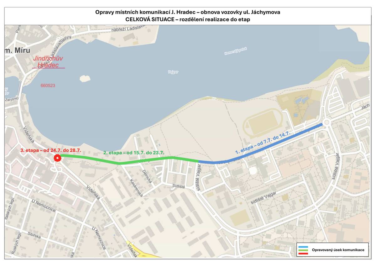 Od 7. do 28. července 2026 bude probíhat obnova asfaltové obrusné vrstvy vozovky v ulici Jáchymova. Oprava se týká úseku od okružní křižovatky u plaveckého bazénu (Kauflandu) po okružní křižovatku u hlavního vjezdu do areálu nemocnice (včetně této křižovatky).    Práce budou rozděleny do tří etap:  7. 7. – 14. 7. 2026 úsek od okružní křižovatky u plaveckého bazénu (Kauflandu) po křižovatku s páteřní komunikací na sídlišti Vajgar. 15. 7. – 23. 7. 2026 úsek od křižovatky s páteřní komunikací na sídlišti Vajgar po okružní křižovatku u hlavního vjezdu do areálu nemocnice. 24. 7. – 28. 7. 2026 oprava okružní křižovatky u hlavního vjezdu do areálu nemocnice.  Po dobu jednotlivých etap budou stavební práce probíhat za úplné uzavírky opravovaného úseku komunikace. Vjezd do uzavřeného úseku bude umožněn pouze složkám integrovaného záchranného systému při výkonu jejich činnosti. Žádáme řidiče i ostatní účastníky silničního provozu o zvýšenou opatrnost, respektování přechodného dopravního značení a využití objízdných tras. Zhotovitelem stavby je společnost SWIETELSKY stavební s.r.o., odštěpný závod Dopravní stavby JIH, oblast Jindřichův Hradec. Děkujeme za pochopení a trpělivost během realizace této akce. Celkova_situace_rozdeleni_do_etap 38177_swietelsky_rekonstrukce_povrchu_ul._jachymova Situace