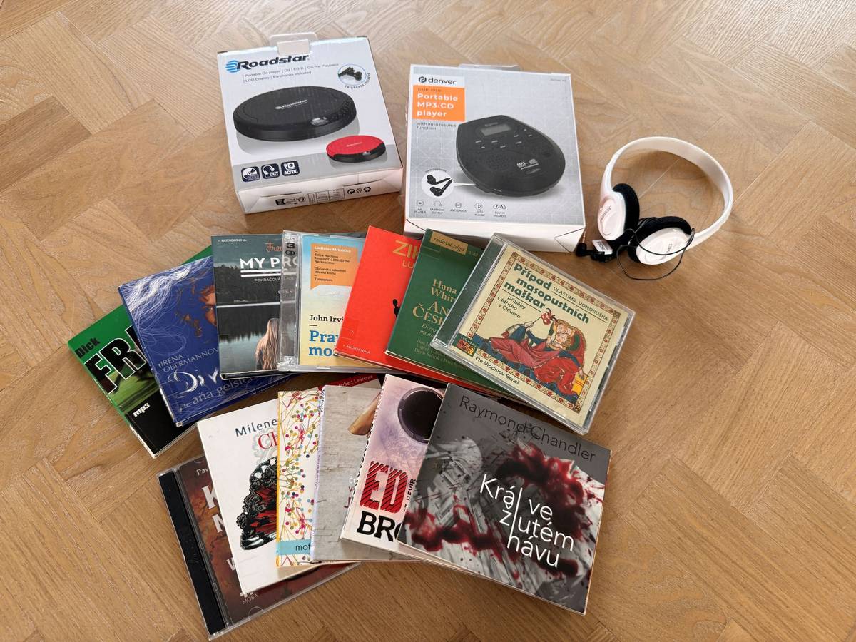 Od pondělí 29.06. pro vás máme v naší knihovně novinku - sérii audioknih a s tím i možnost zapůjčení CD přehrávače. K zapůjčení jsme pořídili CD přehrávač do sluchátek a CD přehrávač s vestavným reproduktorem pro poslech i mimo sluchátka. Věříme, že tato novinka dá možnost využívat knihovnu i pro občany, kteří již nemohou či nevydrží dlouho číst. Přejeme hezký slunečný den.
