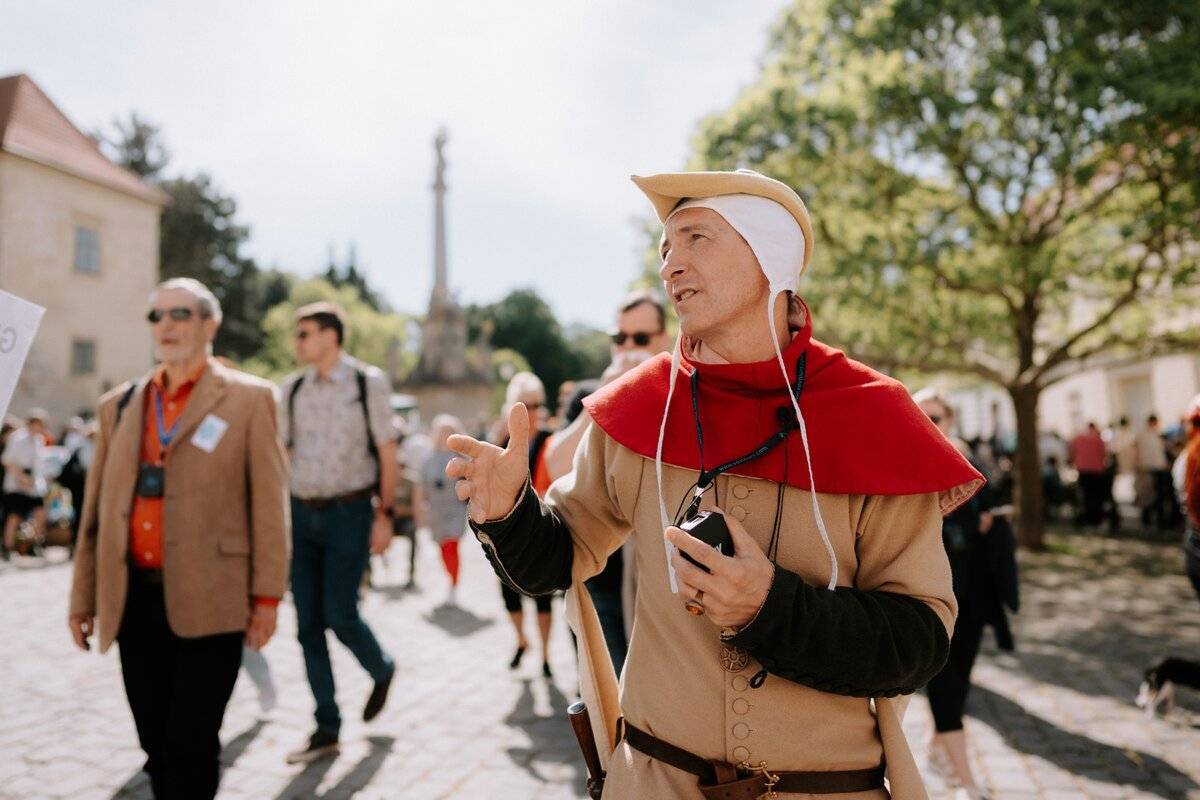 Leto v Trnave patrí aj objavovaniu jej histórie. Vďaka Regiónu Trnava sa aj počas týchto letných prázdnin môžete vydať každý pracovný deň o 10.30 h na bezplatnú komentovanú prehliadku mesta so sprievodcom.     Stačí prísť pred mestskú vežu – registrácia nie je potrebná.   Z kapacitných dôvodov sú bezplatné letné prehliadky určené pre individuálnych návštevníkov, nie pre organizované skupiny.     Vybrať si môžete z dvoch tematických okruhov:  Sakrálna Trnava (pondelok, streda, piatok) Svetská Trnava (utorok, štvrtok)    Prehliadky trvajú približne 60 minút, sú vhodné pre deti od 5 rokov, dospelých aj seniorov.   Viac informácií nájdete v tomto článku.   Zdroj: Región Trnava