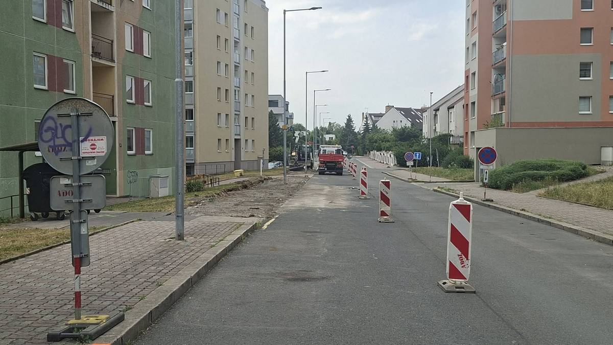 Dne 29.6.2026 byla zahájena I. etapa rekonstrukce části ulice Vodnická v úseku od kotelny po křižovatku s ulicí U Pramene.  Stavba je součástí dlouhodobé obnovy dopravní infrastruktury v sídelní části Kateřinky.   Rekonstrukce zahrnuje rozšíření vozovky, výměnu obrubníků, obnovu chodníků a další stavební úpravy, jejichž cílem je zvýšit bezpečnost a plynulost dopravy.   Důležitým přínosem je také zajištění bezpečnějšího průjezdu vozidel Integrovaného záchranného systému a svozových vozidel komunálního odpadu.   Děkujeme všem obyvatelům dotčených stavbou za pochopení a trpělivost.