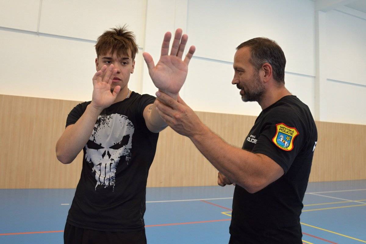 Městská policie Ostrava nabízí veřejnosti možnost účasti na bezplatných seminářích sebeobrany, které jsou určeny pro všechny zájemce bez ohledu na věk a fyzickou připravenost. Cílem školení je zvýšit sebevědomí účastníků, posílit jejich pocit bezpečí a přispět k aktivnímu a zdravému životnímu stylu. Účastníci seminářů se seznámí s praktickými technikami sebeobrany zaměřenými na účinnou obranu v reálných situacích. Součástí každé lekce jsou teoretické základy bezpečného chování, analýza rizikových situací a typologie možných ohrožení. Účastníci se naučí rozpoznávat nebezpečné situace a efektivně na ně reagovat, získají praktické dovednosti a zvýší si sebedůvěru pro každodenní život. Podrobnosti se dočtete na: https://ovajih.ostrava.cz/cs/o-jihu/aktualne/mestska-policie-nabizi-bezplatne-seminare-sebeobrany-pro-verejnost