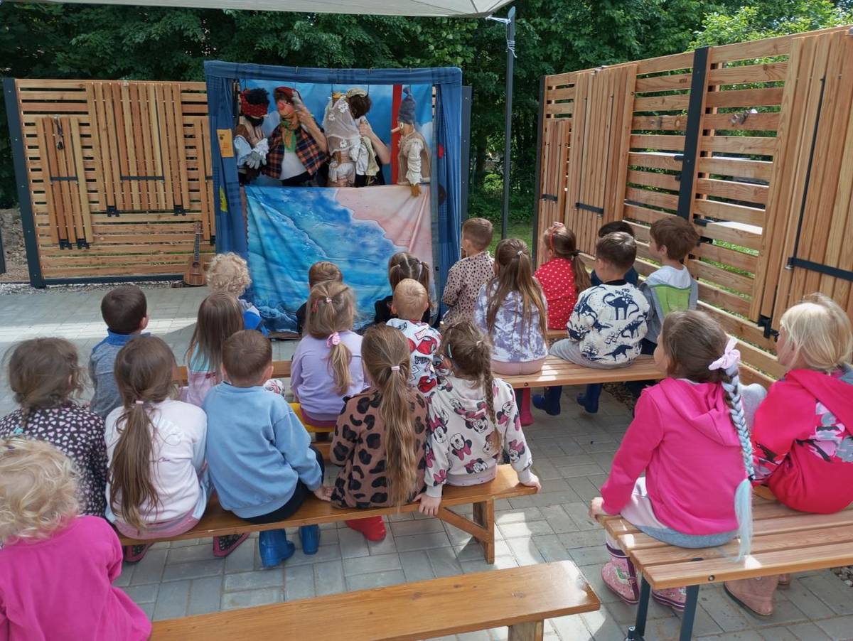 Školní zahrada ZŠ Luková má další prostor pro výuku – multifunkční venkovní učebnu, která rozšiřuje možnosti vzdělávání mimo klasické školní prostředí.
