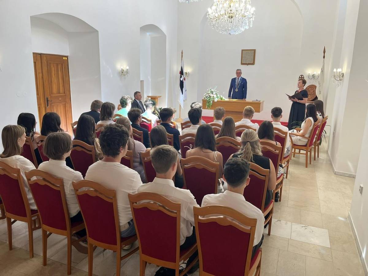 LOUČENÍ S DEVÁŤÁKY A PASOVÁNÍ PRVŇÁČKŮ