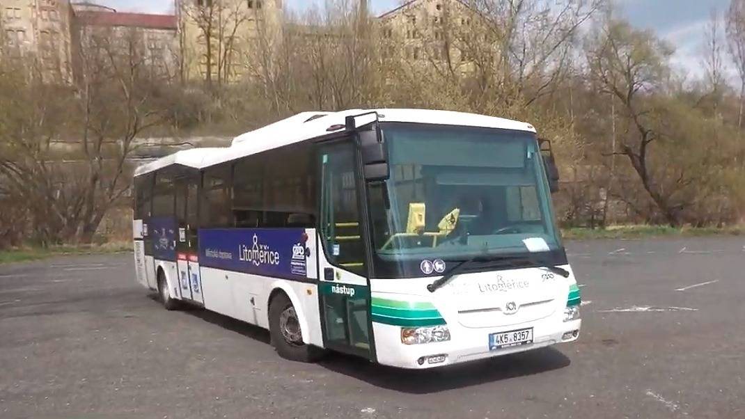 Návštěvníci koupaliště, kteří se nechtějí trápit s hledáním místa k parkování budou moci od 1. července opět využívat městskou autobusovou dopravu, která je k areálu na Písečném ostrově odveze. Jízdní řád zůstal stejný jako v posledních letech.  "Mimořádná linka E bude opět jezdit od autobusového nádraží s návazností na spoje jezdící po městě. Součástí bude znovu i zastávka na Lodním náměstí s možností přestupu na lodní dopravu," sdělil místostarosta Litoměřic Jiří Adámek.