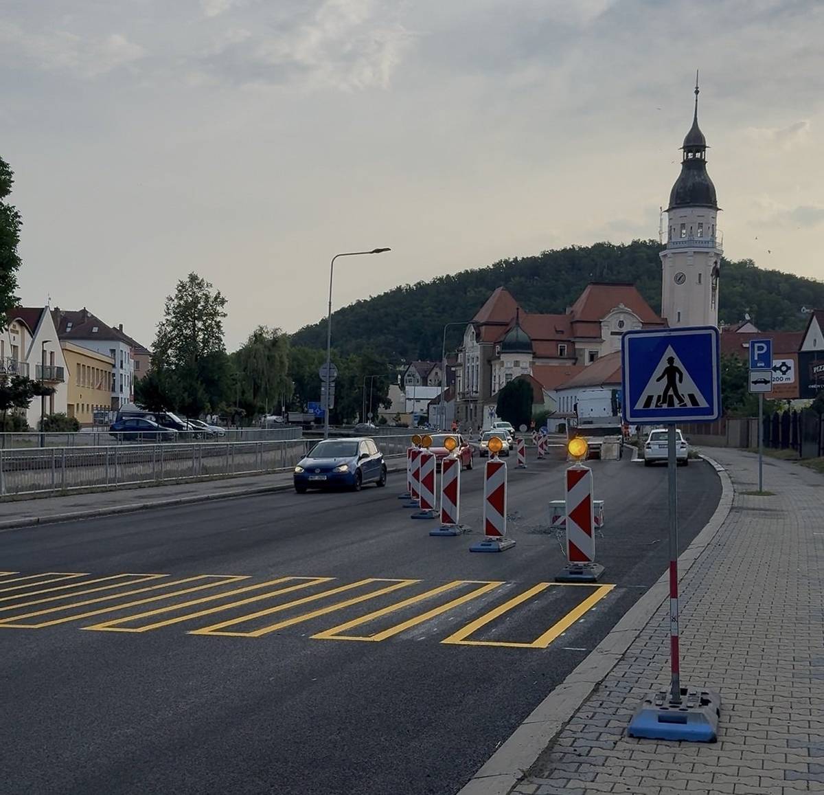 Vážení občané,  dovolujeme si Vás informovat, že dnes byla zahájena III. etapa rekonstrukce silnice I/13. Práce pokračují podle harmonogramu a přinášejí nová dopravní omezení: ⛔ Je uzavřen vjezd a výjezd na kruhovém objezdu do ulice Břežánská u radnice. ⛔ Je uzavřen vjezd a výjezd na kruhovém objezdu do ulice Pivovarská u Penny Marketu. 🚦 Provoz je stále sveden do jednoho jízdního pruhu. Doprava je řízena kyvadlově semafory a regulovčíky. 🚶 U restaurace Bašta je zřízen provizorní přechod pro chodce, neboť přechody u radnice a Penny Marketu jsou provizorně zrušeny. ℹ️  Kruhový objezd u prodejny Lidl byl opět otevřen. Stálá doporučení:  Řidičům, kteří Bílinou pouze projíždějí, doporučujeme zvolit jinou trasu. Řidiče, kteří míří z Pražského Předměstí směrem na Most, prosíme, aby využili trasu přes Hrobčice a Chouč. Místním řidičům doporučujeme využívat osvědčené objízdné trasy přes Radovesickou výsypku. Aktuální dopravní situaci sledujte na: https://doprava.bilina.cz  Prosíme všechny řidiče i chodce o zvýšenou opatrnost a respektování přechodného dopravního značení. 👷♂️