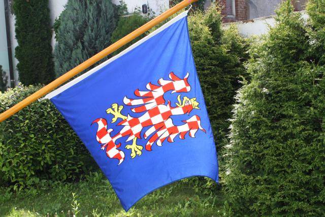 Moravská vlajka bude i letos 5. července vyvěšena na budově přerovské radnice. Město se tak opět připojí k obcím a městům, která si tímto způsobem připomínají státní svátek – Den příchodu slovanských věrozvěstů svatých Cyrila a Metoděje na Velkou Moravu.Soluňští bratři přišli na Velkou Moravu v roce 863 na pozvání knížete Rostislava a položili základy slovanské vzdělanosti i křesťanské tradice v našem prostoru. Přinesli staroslověnštinu jako bohoslužebný jazyk, vytvořili písmo hlaholici a významně ovlivnili kulturní a duchovní vývoj střední Evropy. Jejich působení je dodnes vnímáno jako jeden z nejvýznamnějších momentů moravských dějin.