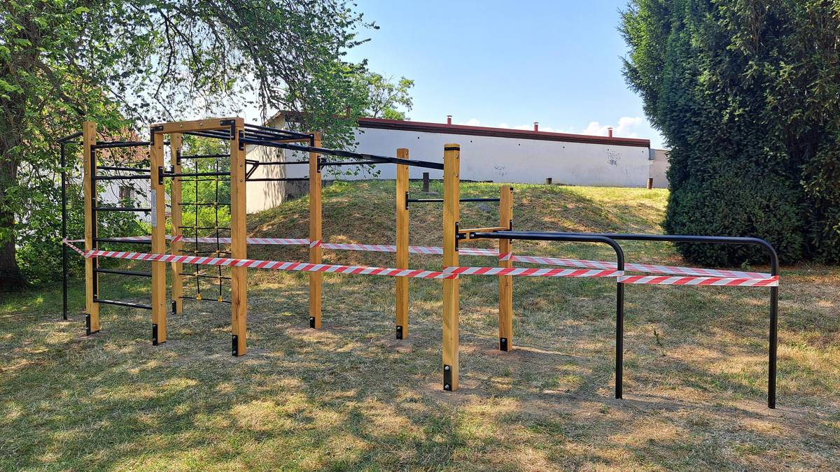 Nový workout u zámku je hotový! 💪 Dnes byla dokončena instalace nového workoutového hřiště u zámku. Prosíme ale všechny návštěvníky, aby na workout zatím nevstupovali a nepoužívali ho. Zabetonované konstrukce potřebují ještě čas na bezpečné vyzrání. Workout bude přístupný od tohoto pátku 3. 7. Děkujeme za pochopení a ohleduplnost. 🙏