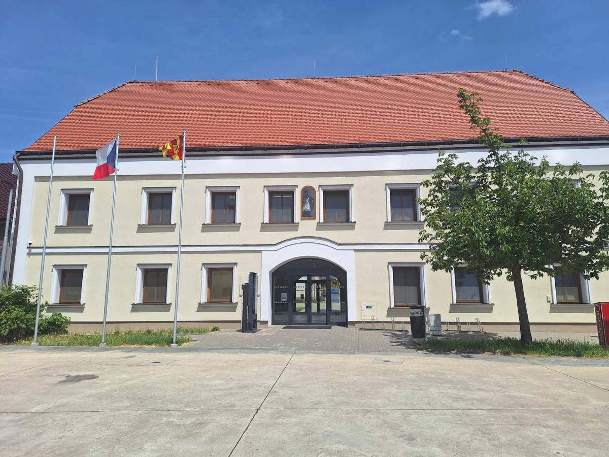 Distanc Městyse od uskutečněné akce Muzejního spolku "Náměstí mezi minulostí a budoucností" a vyjádření autorů projektové dokumentace "Obnova náměstí"