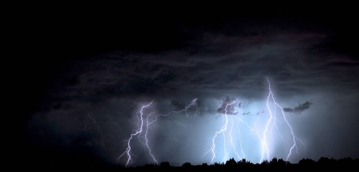 Na základě výstrahy vydané ČHMÚ upozorňujeme na možný výskyt velmi silných bouřek doprovázených nárazy větru kolem 25 m/s (90 km/h), přívalovými srážkami kolem 50 mm, v opakovaných bouřkách i vyššími, a kroupami i kolem 2 cm. Výstraha platí v pondělí od 11 do 23 hodin. Prosíme, buďte na sebe opatrní, v případě bouřek se vyvarujte pohybu v parcích, na hřištích a v místech, kde by mohl hrozit pád stromů či větví. Zabezpečte okna, dveře a předměty na balkonech či terasách. Aktuálnímu počasí přizpůsobte pohyb po ulicích i rychlost jízdy. Rozsah a intenzita varování se mohou měnit, sledujte prosím zpravodajství a stránky ČHMÚ.