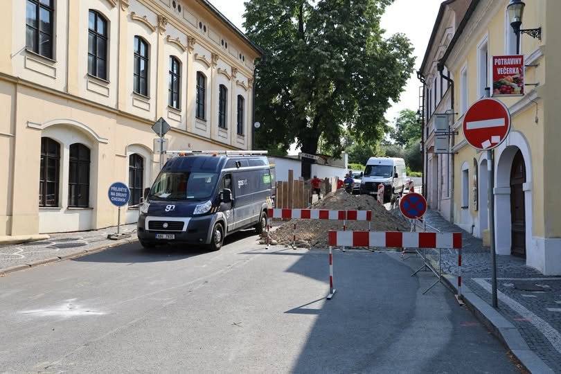 V části Řipské ulice, na vjezdu do Karlova náměstí, pokračuje oprava poškozeného plynového vedení. Servisní firma Gasnet v závěru týdne lokalizovala závadu a dokončila potřebné přípravné práce. Již zítra by mohlo dojít k zasypání výkopu a hutnění. První vozidla by tak po novém asfaltu mohla projíždět již koncem týdne.     Děkujeme za strpení a obezřetnost při průjezdu objízdnou trasou.