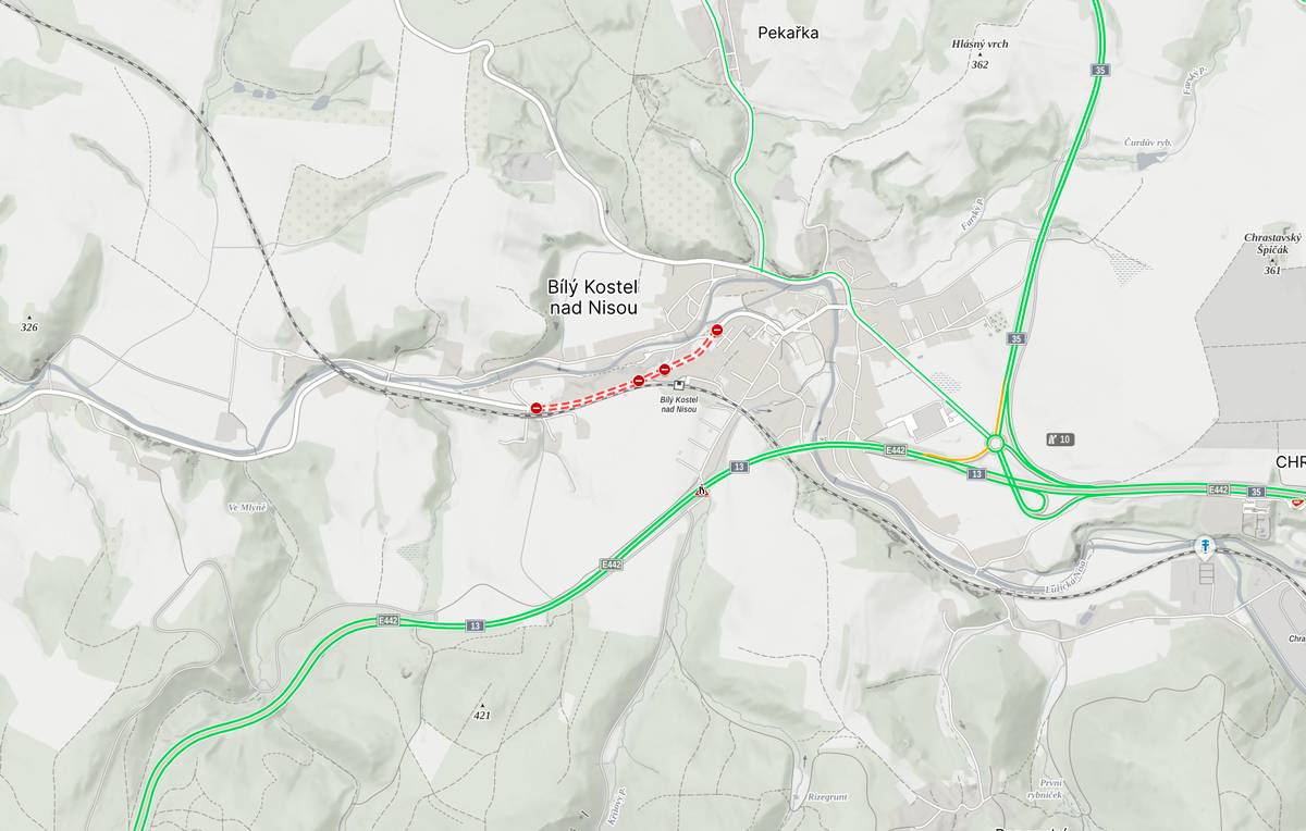 Vážení občané, od dnešního dne je uzavřena krajská komunikace v Bílém Kostele, tzv. „cesta podél Nisy“. Pro cestu směrem na Liberec prosím využijte objízdnou trasu po silnici I/35, případně starou cestu přes Grabštejn.