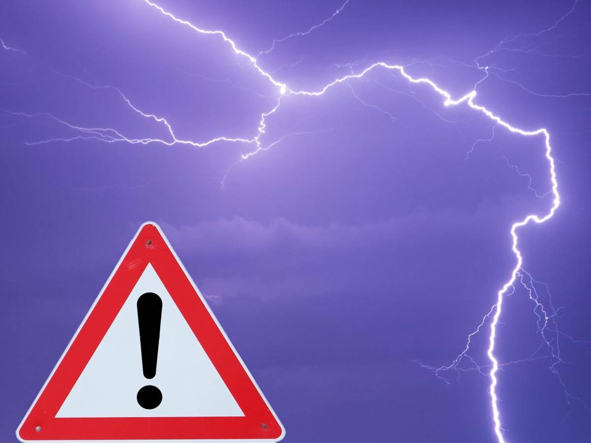 Jav: Búrky  Stupeň: 2. stupeň  Trvanie javu: od 1.7.2026 14:00 do 2.7.2026 00:00  Výstraha:  Je zvýšená pravdepodobnosť výskytu silných búrok  spojených s prudkým lejakom s intenzitou 30 - 50 mm / 30 min, s nárazmi vetra 20 - 30 m/s (70 - 110 km/h) a s krúpami.
