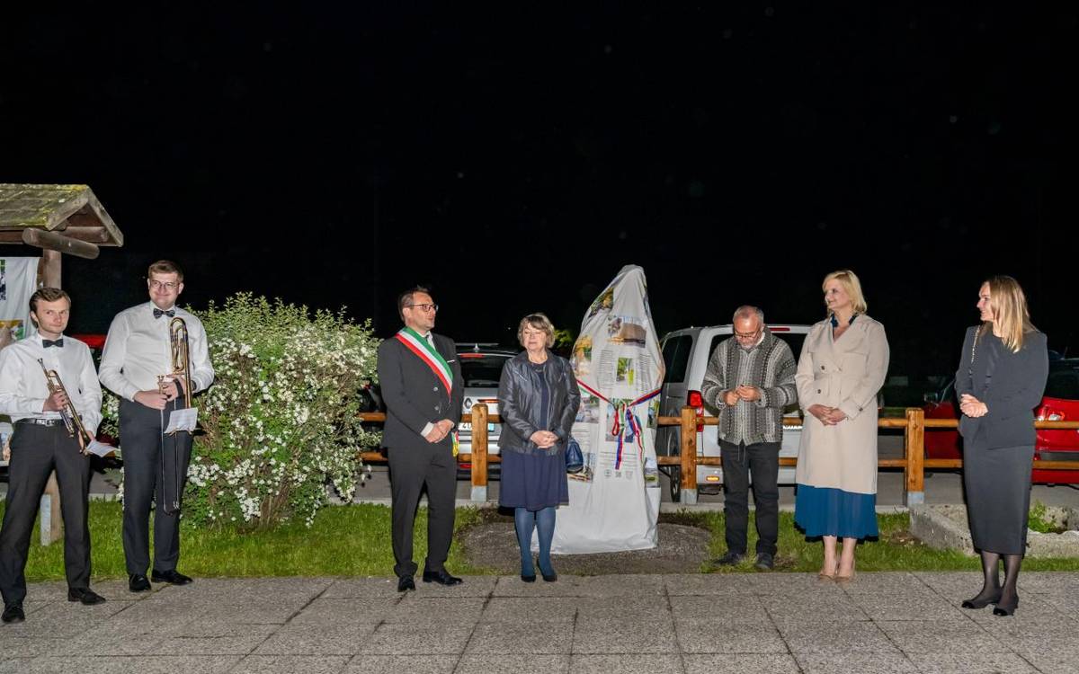 V sobotu 16. května 2026 byla v italské Bezecce, která je součástí partnerské obce Ledro, slavnostně odhalena socha akademické sochařky Jitky Kůsové, která vznikla během mezinárodního sochařského sympozia v Milíně v r. 2025.