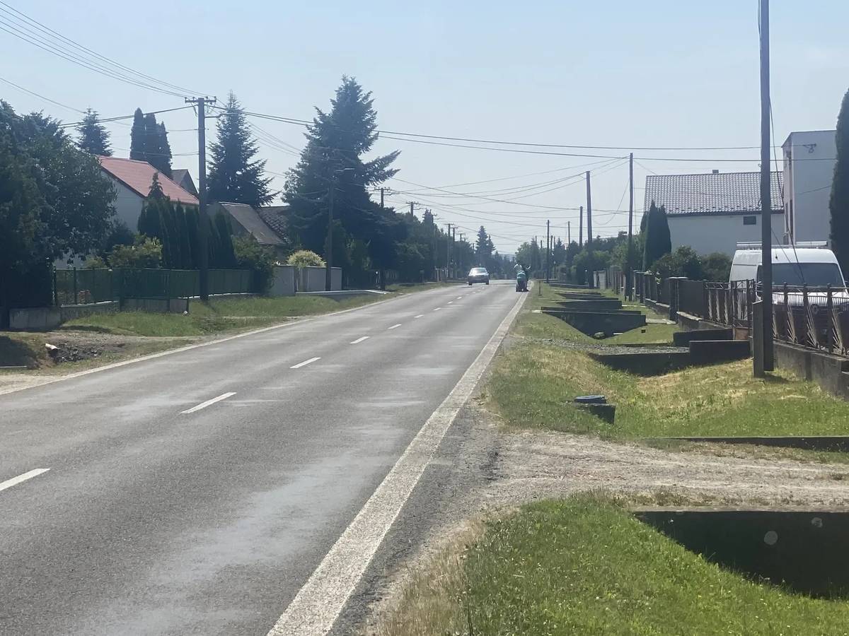 Na ulici Hlavná od galérie Darte až po centrum obce po predajňu COOP Jednota odstraňujú pracovníci Slovak Telekom staré telefónne stĺpy. Žiadame účastníkov cestnej premávky aby rešpektovali ich pokyny a znížili rýchlosť jazdy.